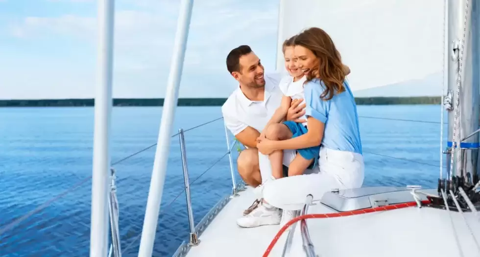 Un couple et leur enfant sont heureux en voyage sur un bateau.